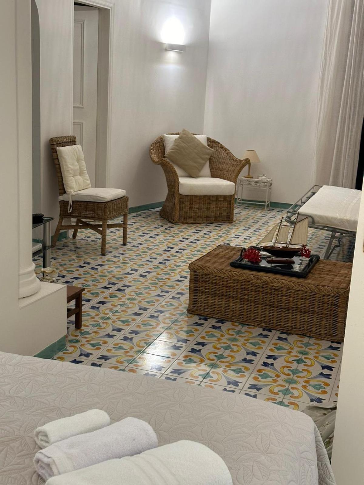 Villa Vie En Rose Sorrento Bagian luar foto