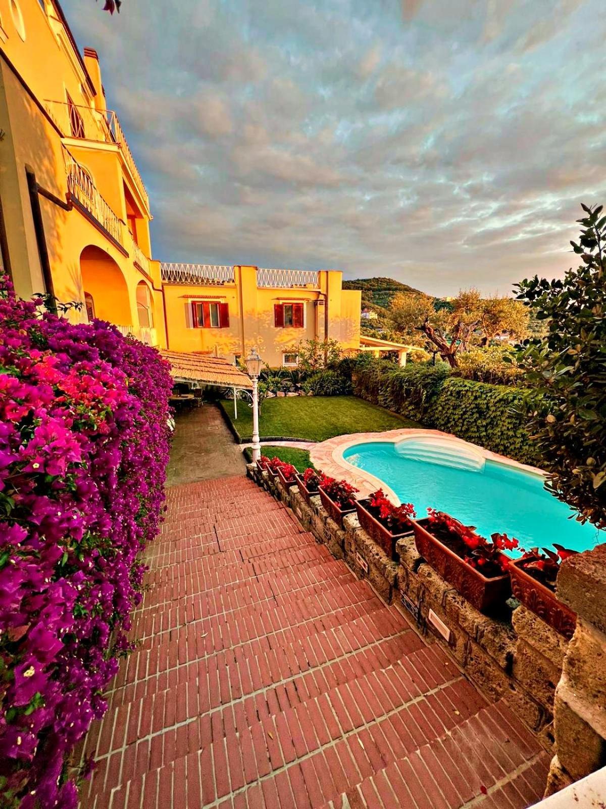 Villa Vie En Rose Sorrento Bagian luar foto